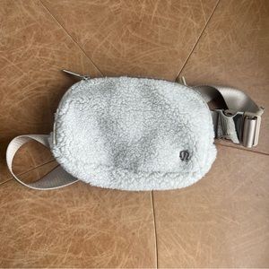 Great Condition 2022 Everywhere Fleece Belt Bag in Natural Ivory/Trench